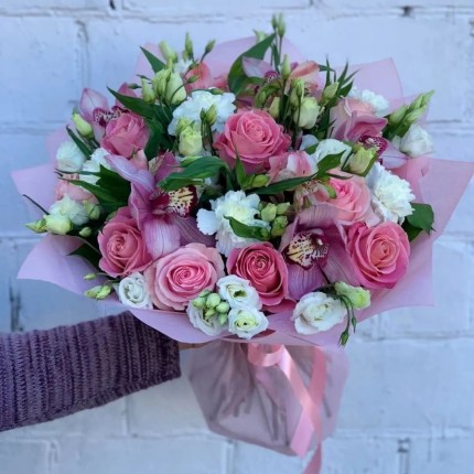 Букет из розовых роз и орхидей "Нежность" - доставка в по Барнаулу